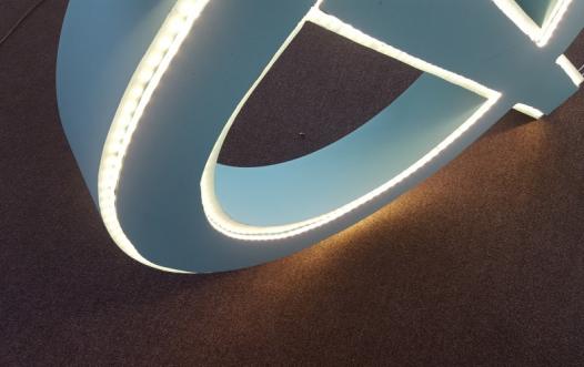 store flamingo bogstaver med led lys