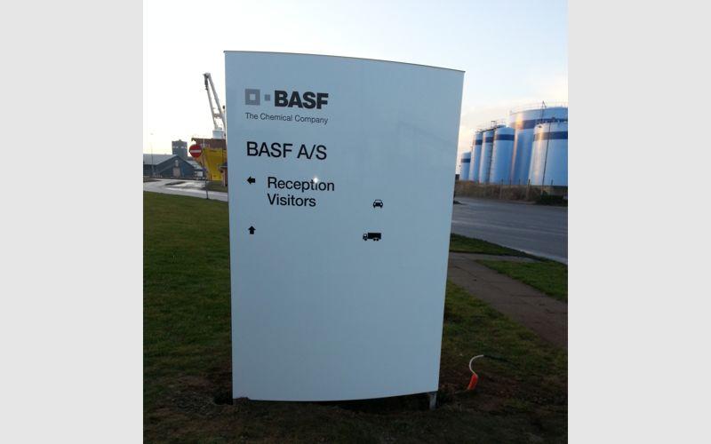 buet pylon - med jordspot - lys nede fra - BASF