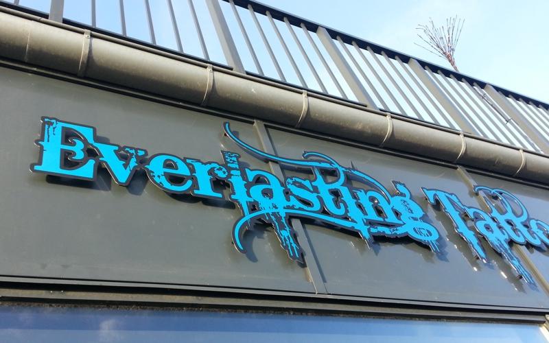 everlasting tattoo - udskåret facadeskilt med afstandsstykker