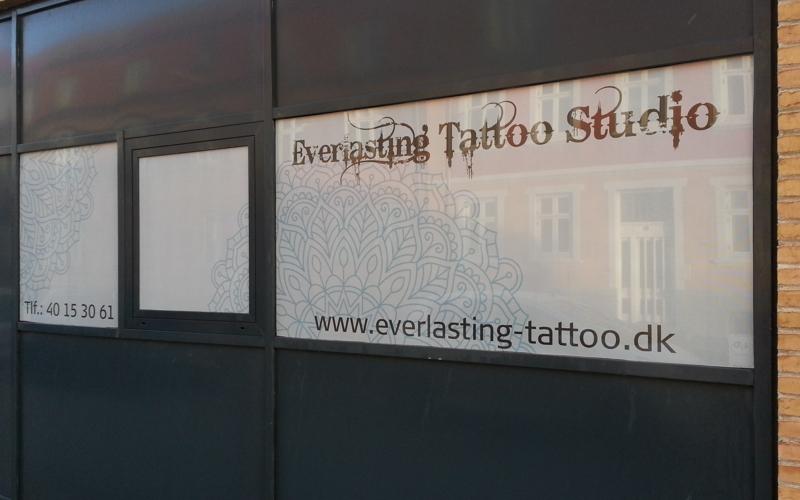 everlasting tattoo - window grafic folie du kan se ud af men ikke ind af