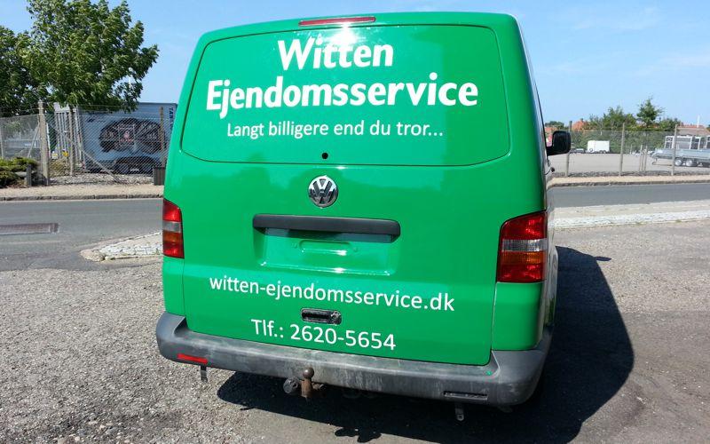 witten ejendomsservice bagende stor bildekoration med printet billede